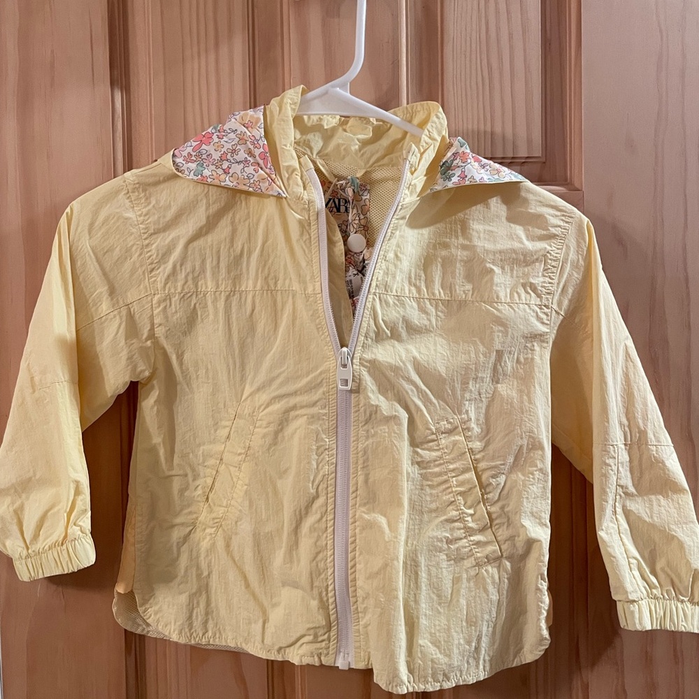 ZARA Kids | Light Yellow | LIGHT RAINCOAT WITH BAG size Kids 3-4